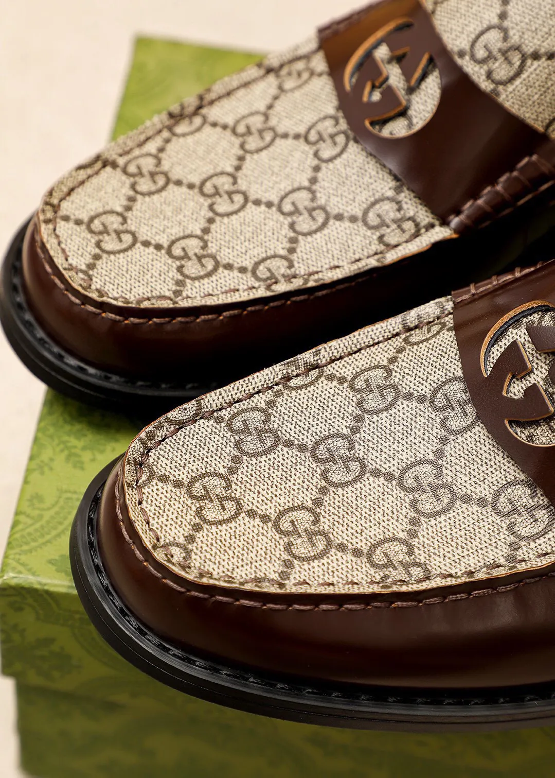 Men's shoes 💰480 💐 Product trademark: GUCCI "Gucci" casual leather shoes Regular size: 38-44 (45🉑️customized) Product materials: Selected imported first-layer open-edge beaded cowhide leather upper + luxury hardware buckle, imported water-dyed cowhide leather lining. Strong three-dimensional visual effect, combined outsole Color: 3⃣️colors available